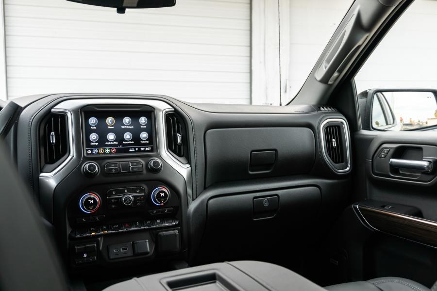 Торпедо Chevrolet Silverado RST Double Cab 2018 года  (фото 39 из 40)